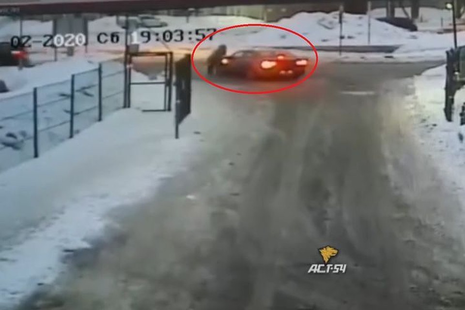 Девушка сильно не пострадала. Фото: скриншот из видео.