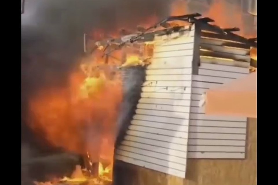Горящий киоск в Кемерове попал на видео. ФОТО: Подслушано Онлайн Ленинск-Кузнецкий/vk.com