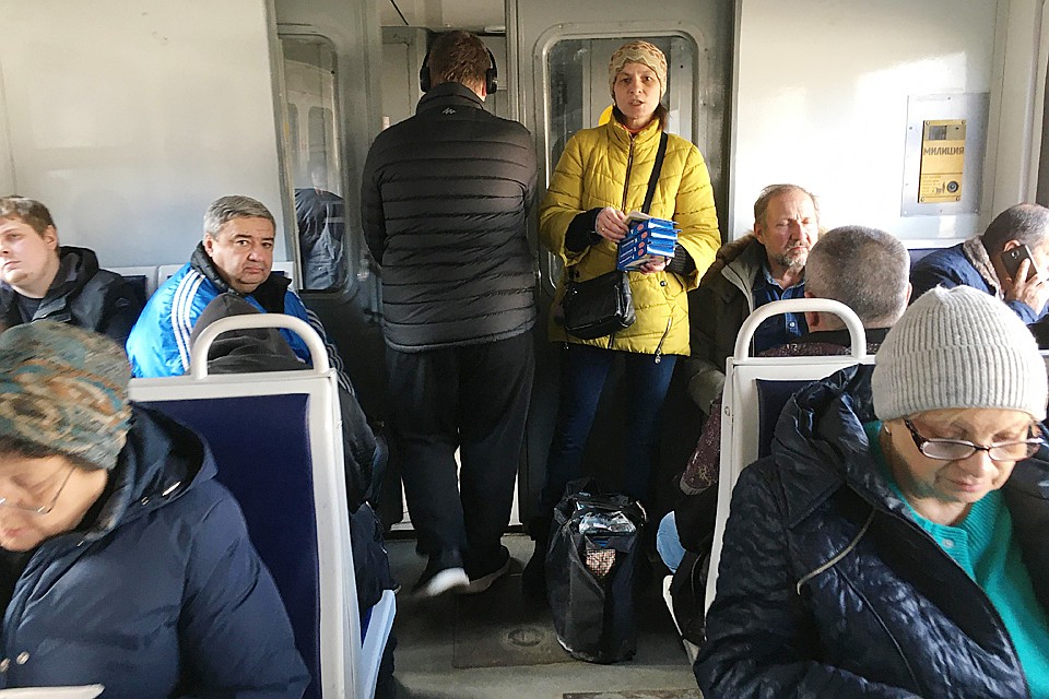 На МЦД, надо признать, нелегальных коммерсантов мало. А вот в остальных электричках их чуть ли не больше, чем самих пассажиров