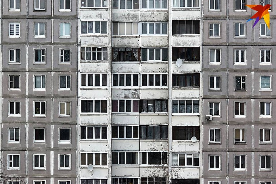 В Гродно мужчина повис на балконе пятого этажа – спасатели помогли ему не рухнуть на землю.