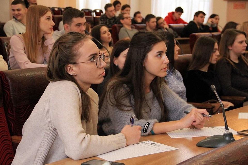 В Донецке диктант написали больше шести тысяч человек. Фото: ВКонтакте