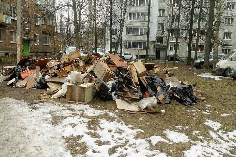 Мусорная гора выросла во дворе дома №23 по улице Добрынина. Фото: "Подслушано Ярославль"\vk.com.