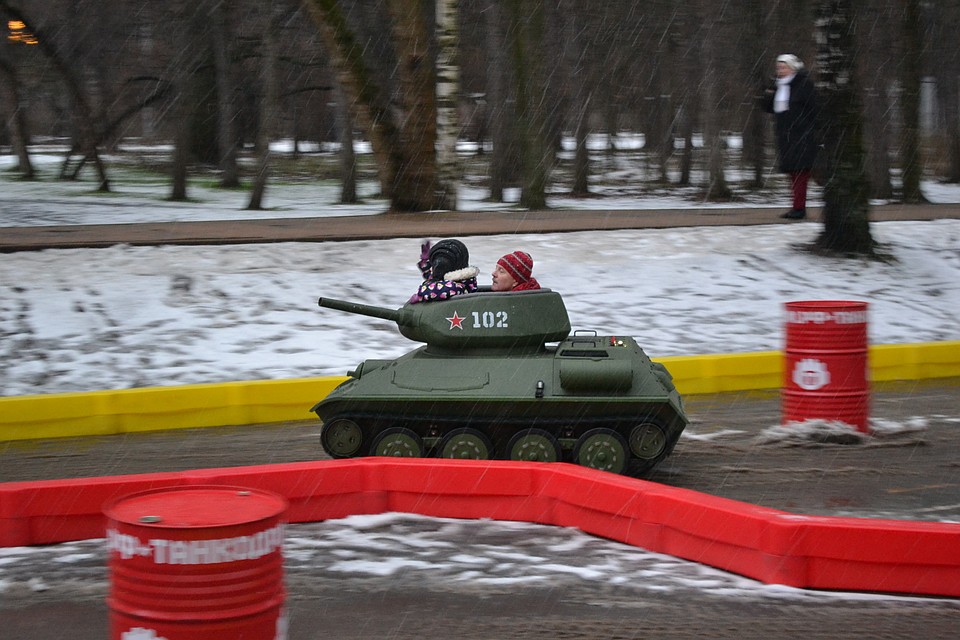 Кому ребенка, кому презервативы