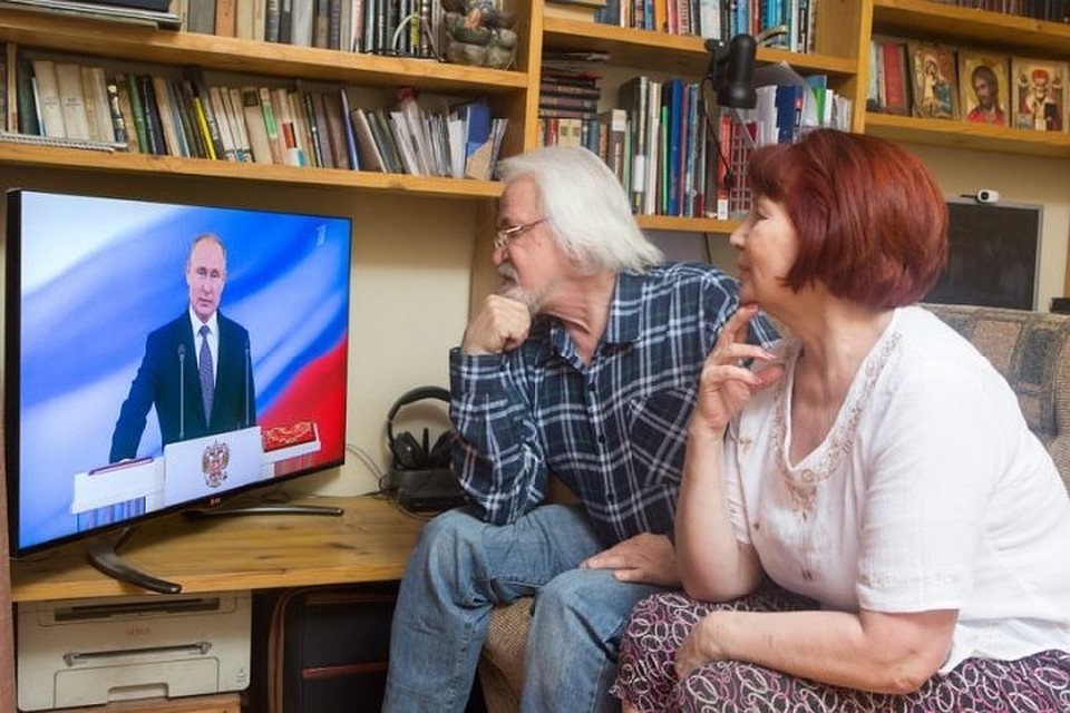 Депутат ПДС Алайба тут же заявил, что российские ТВ несут пропаганду. Они вредны. Фото: aussiedlerbote.de