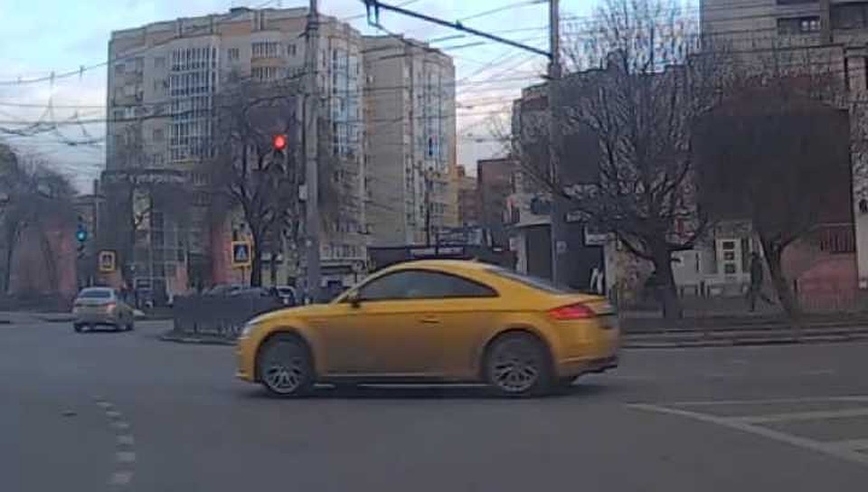 Через мгновение "Инфинити" проскочит перекресток.