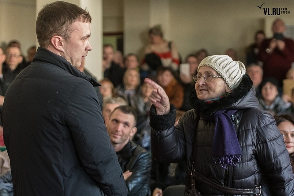 Представители компании-застройщка «Талан-Владивосток» планировали на встрече с жителями обсудить жилой комплекс, но все пошло под откос. Фото: Vl.ru