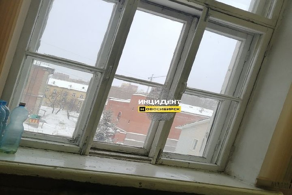 В школе на ученика упала оконная рама.