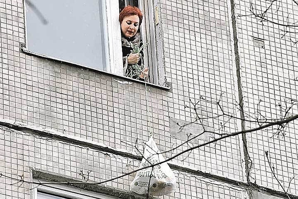 Дарья Асламова затягивает на веревке домой продукты, которые мы купили от редакции.