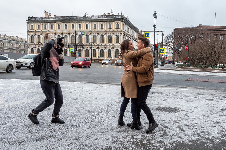 В последний день зимы обещают небольшой снежок. Но влюбленным любая погода - в радость.