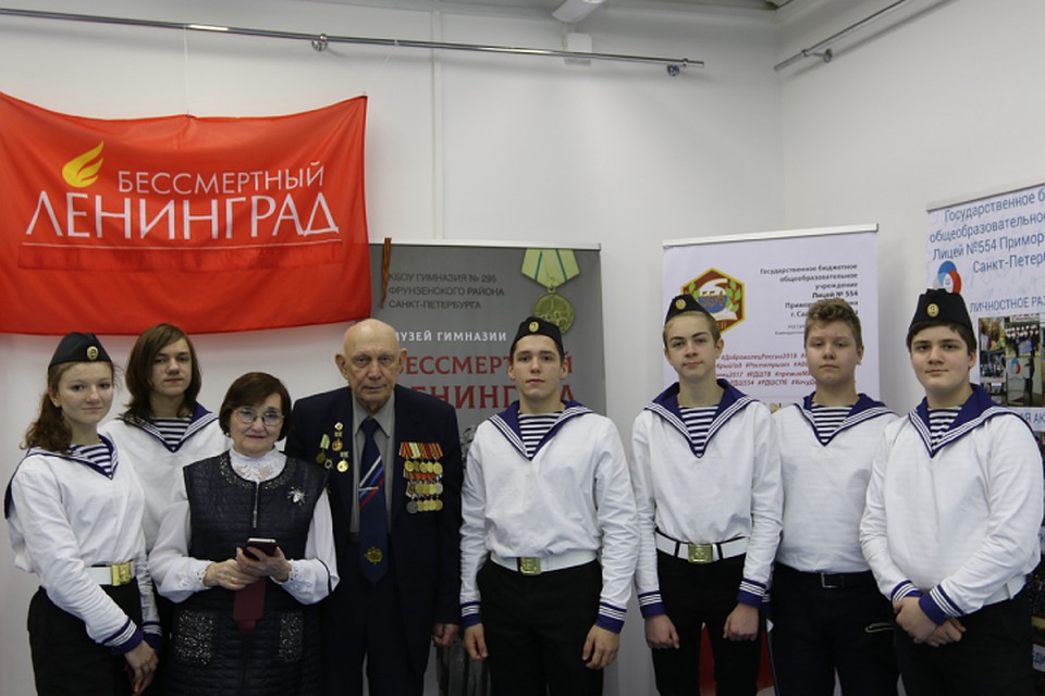 Участник Великой Отечественной Валентин Иванович Богданов с участниками форума «Вечно живые герои Победы». Фото предоставлено пресс-службой общественного движения «Вечно живые».