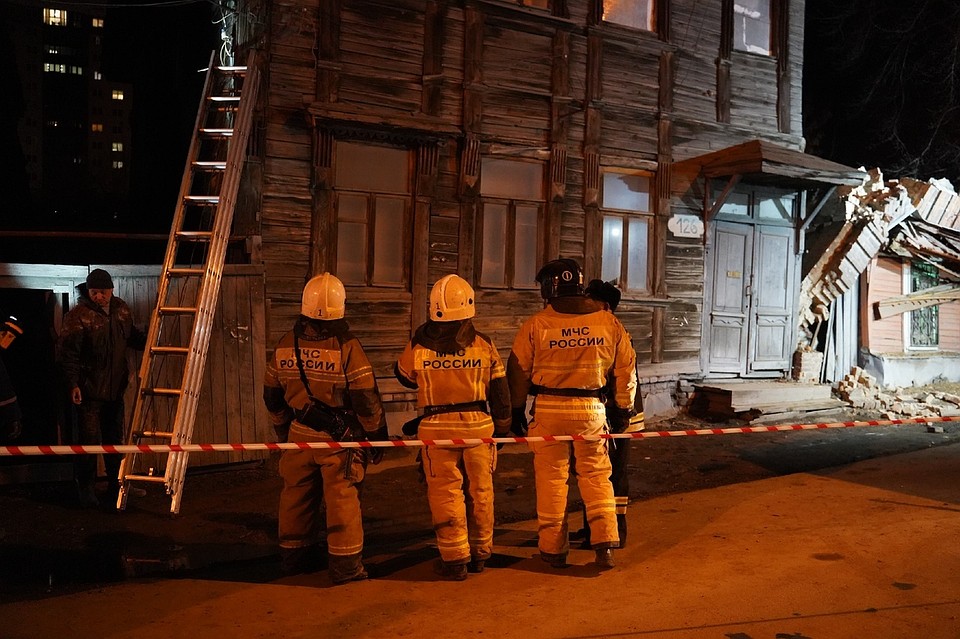 На месте работают все оперативные службы города