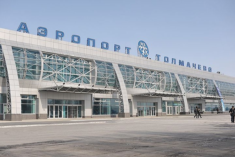 Самолет благополучно приземлился в аэропорту.