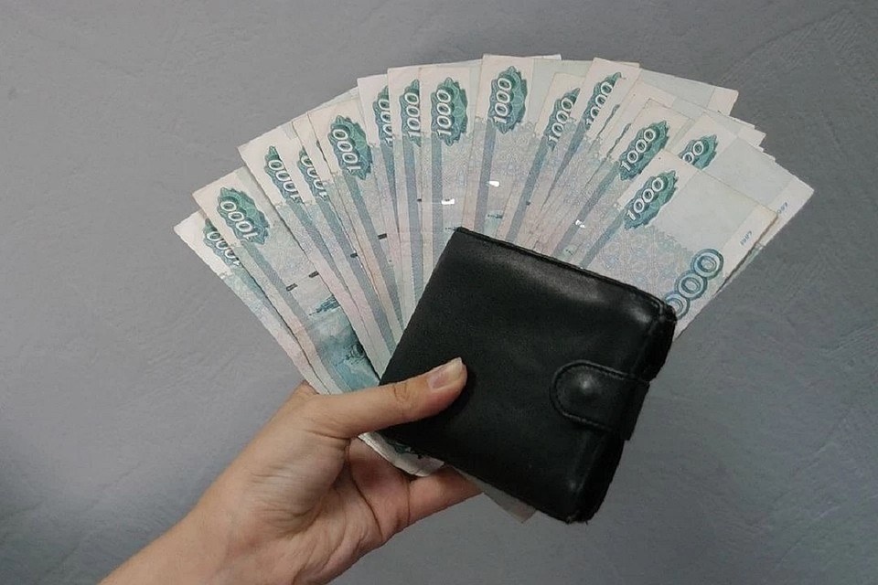 Преступница увидела, как мужчина оставил деньги в банкомате.