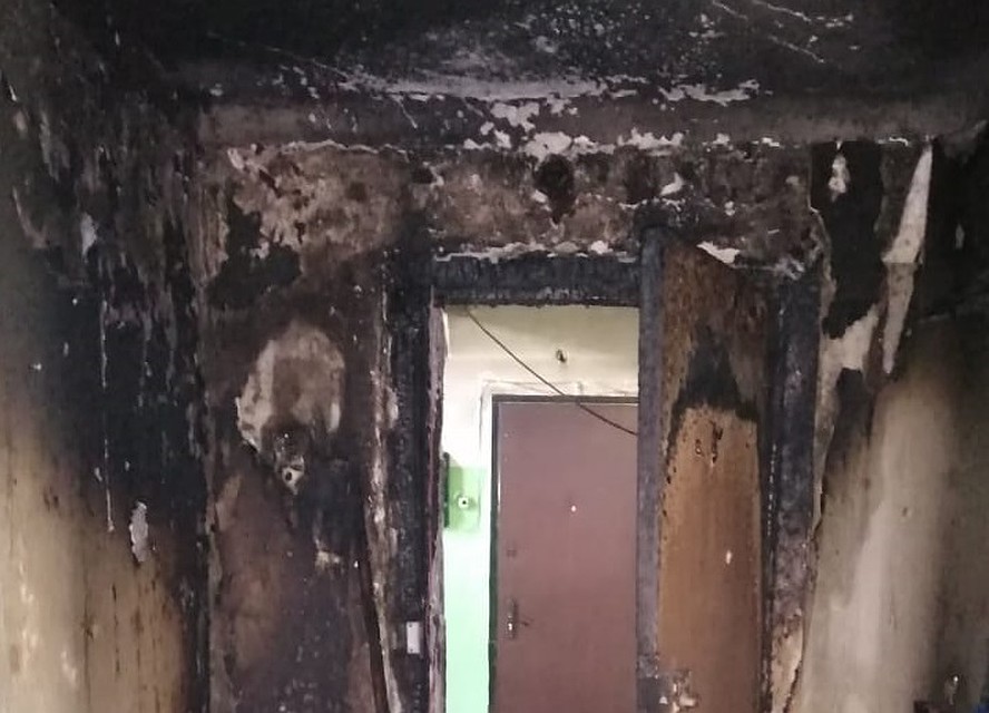 В Смоленской области пожарные спасли женщину из горящей квартиры. Фото: ГУ МЧС России по Смоленской области.