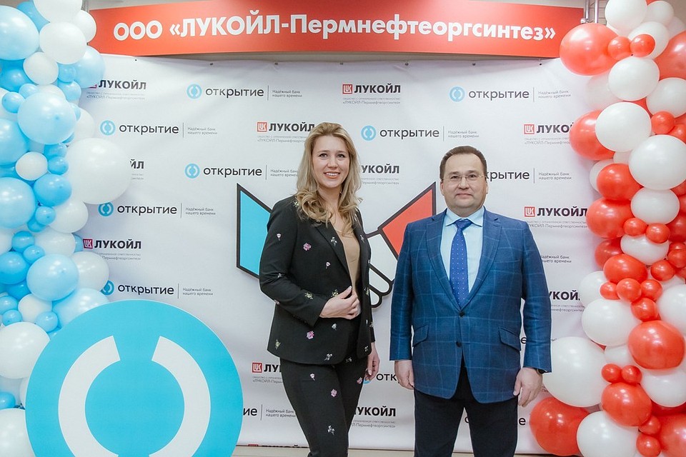 Управляющий банком «Открытие» в Пермском крае Валентина Жильцова и генеральный директор ООО «ЛУКОЙЛ-Пермнефтеоргсинтез» Сергей Андронов. Фото:«ЛУКОЙЛ-Пермнефтеоргсинтез».