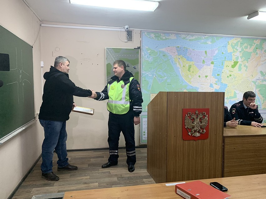 Момент вручения благодарности от "Лизы Алерт" старшему лейтенанту полиции Виталию Лазареву засняли в городской ГИБДД