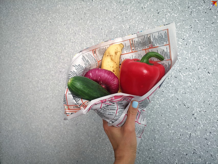Сейчас упаковать покупателю съедобные продукты в старую газету запрещают правила Минздрава.