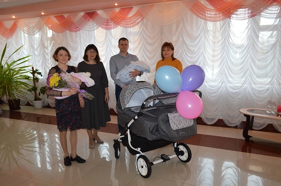 Многодетная семья из Нового Оскола, родившая двойняшек, получила в подарок коляску. Фото пресс-службы администрации Новооскольского городского округа
