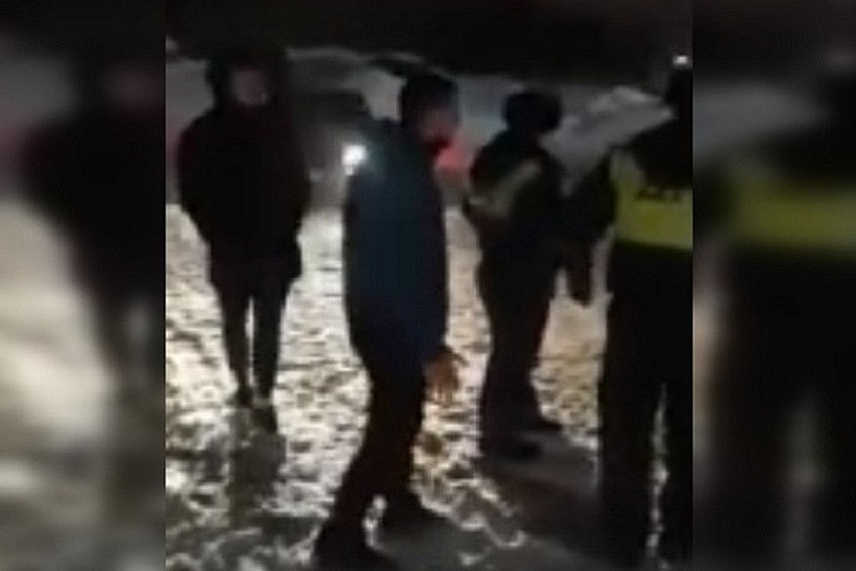Сотрудники ДПС отказались унимать пьяную компанию. Фото: стоп-кадр