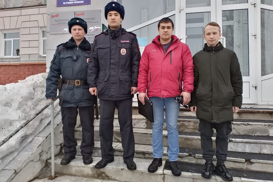 На фото герои слева направо: старшина Руслан Кадыров, сержант Ислам Тогузбаев, стажеры Максим Маразюк и Кирилл Колупаев. Фото: пресс-служба Пермского ЛО МВД России на транспорте.