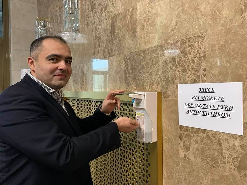 Олег Гайдукевич пользуется антисептиком и предлагает избирателям общаться в онлайне.