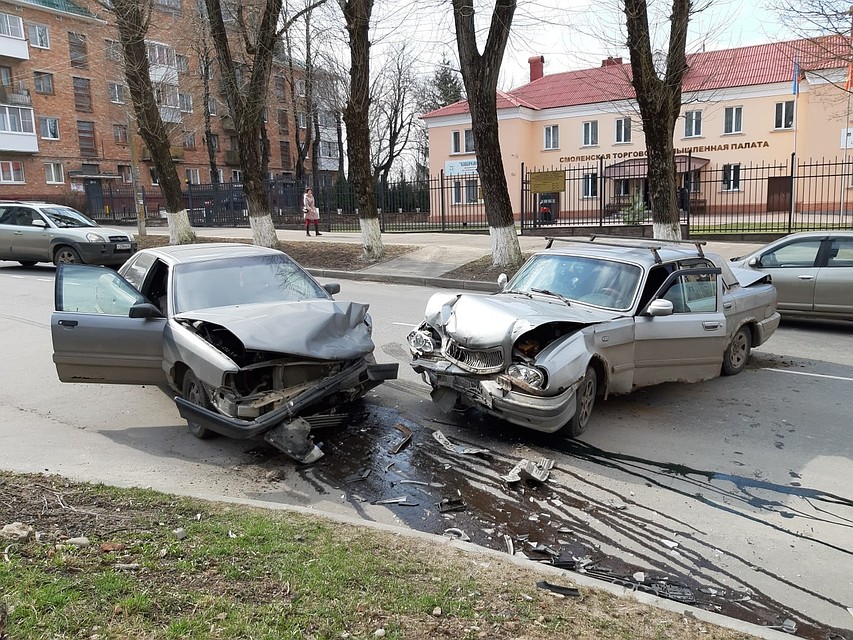 Жуткое лобовое ДТП произошло в центре Смоленска. ФОТО: ВКонтакте.