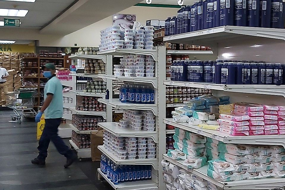 Полки магазинов в Каракасе не пустеют.