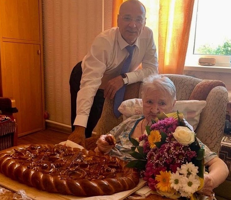 Последнее совместное фото мэра с мамой. 5 октября. Фото из группы ВКонтакте.