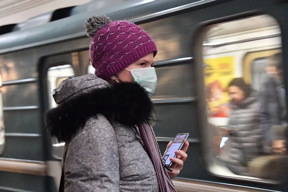 В Новосибирске разыскивают людей, летевших в одном самолете с женщиной, заболевшей коронавирусом.