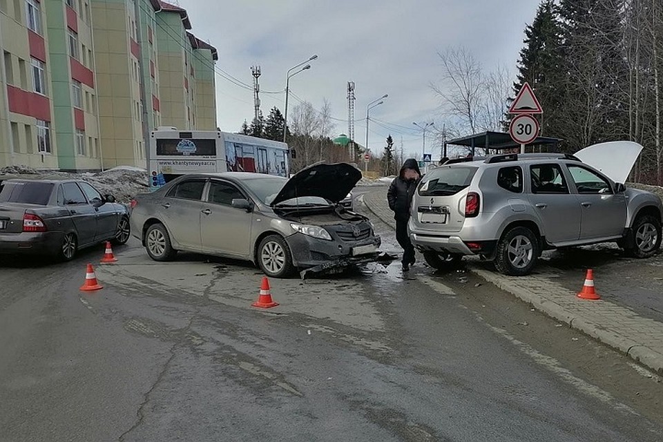 Школьница получила травмы в дорожной аварии в Ханты-Мансийске. Фото ГИБДД ХМАО.