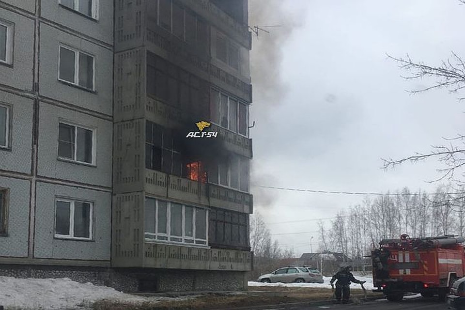 В Новосибирске вспыхнули вещи на балконе. Фото: «АСТ-54»