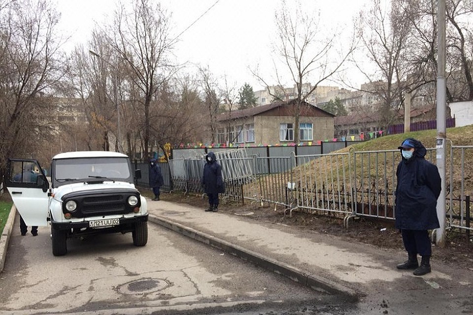 В данный момент на территорию никого не впускают и не выпускают.