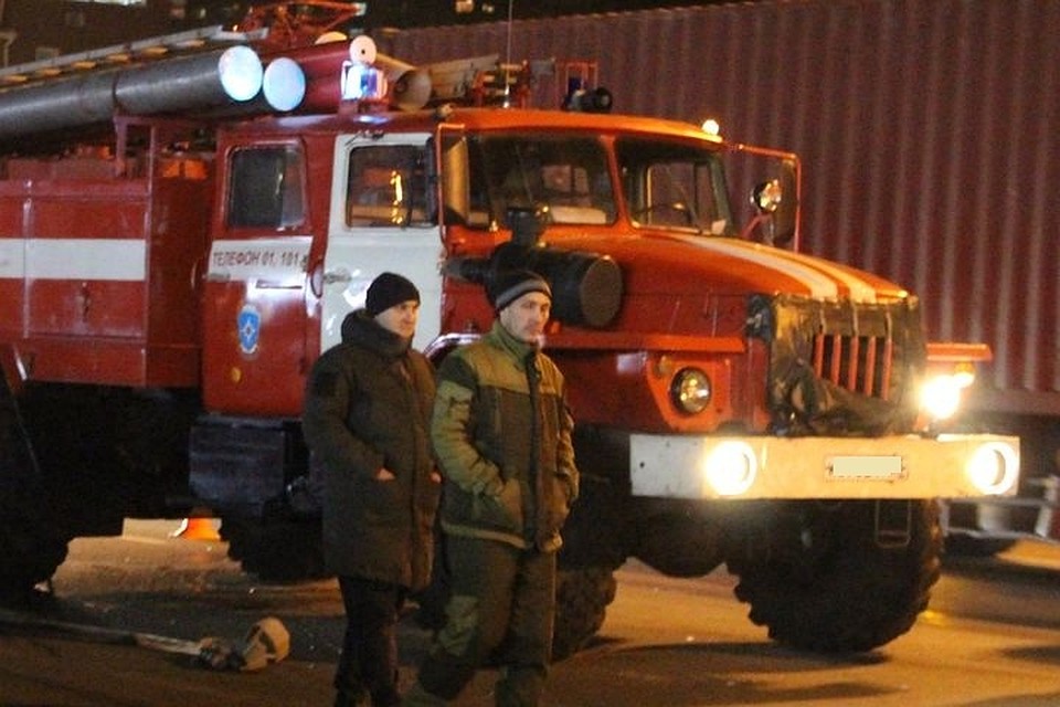 Спасатели вывели из задымленных помещений 4 людей