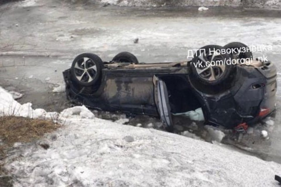 В Новокузнецке автомобиль упал с моста в реку. Фото: "ДТП Новокузнецк"/ vk.com