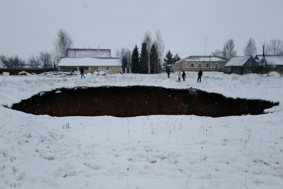 Провал расположился между двумя жилыми домами. Фото предоставлено пресс-службой ГУ МЧС по Нижегородской области