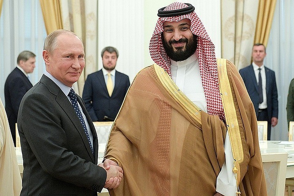 Президент России Владимир Путин и наследный принц Саудовской Аравии Мухаммед бен Сальман Аль Сауд во время встречи в Кремле. ФОТО Алексей Дружинин/пресс-служба президента РФ/ТАСС