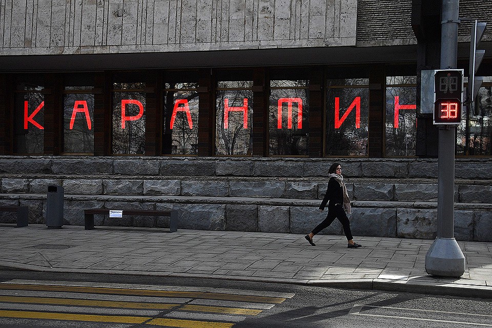 Вид на здание Московского художественного академического театра (МХАТ) имени М. Горького в Москве.