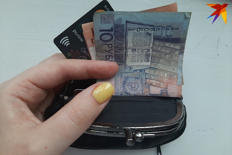 Средние зарплаты за февраль в Беларуси потеряли около 18 долларов.