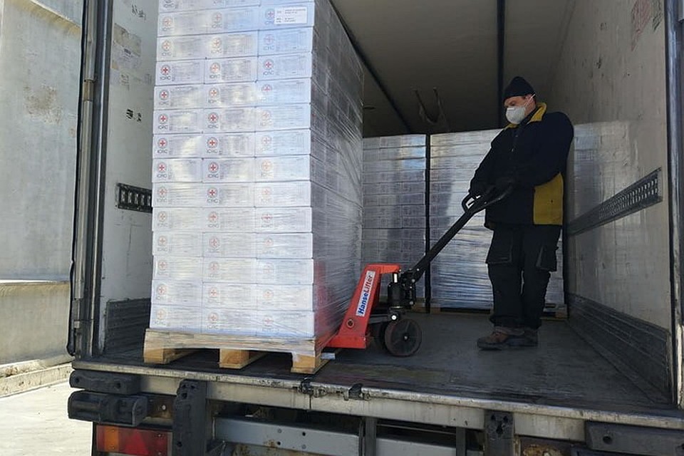 Сотрудники МККК привезли в Донбасс продуктовые наборы для 12 тысяч человек. Фото: Представительство МККК на Украине