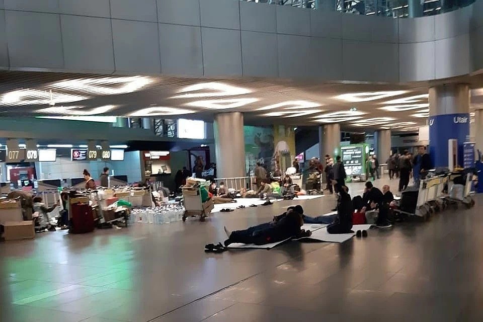Люди ждут рейсы по несколько суток