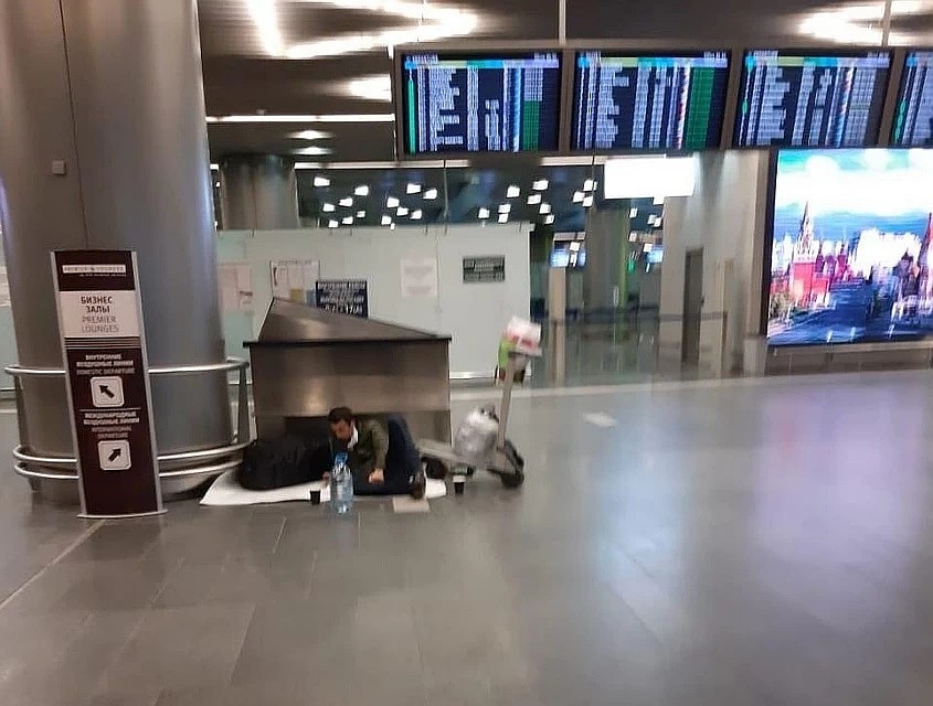В аэропорту застряли тысячи людей. Фото: читатель КП