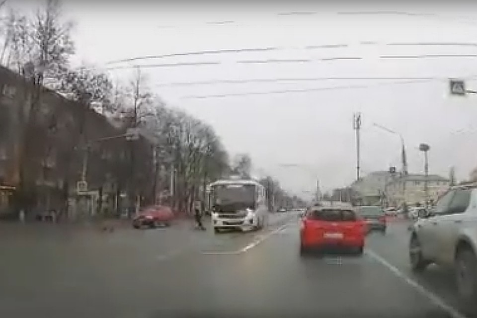 За неосторожную езду водителя оштрафовали, а теперь он может лишиться работы.