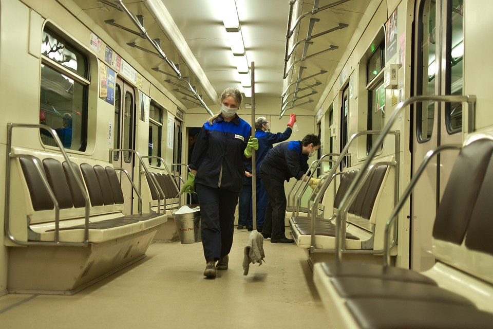 Метро тщательно обрабатывают, чтобы избежать заражения.