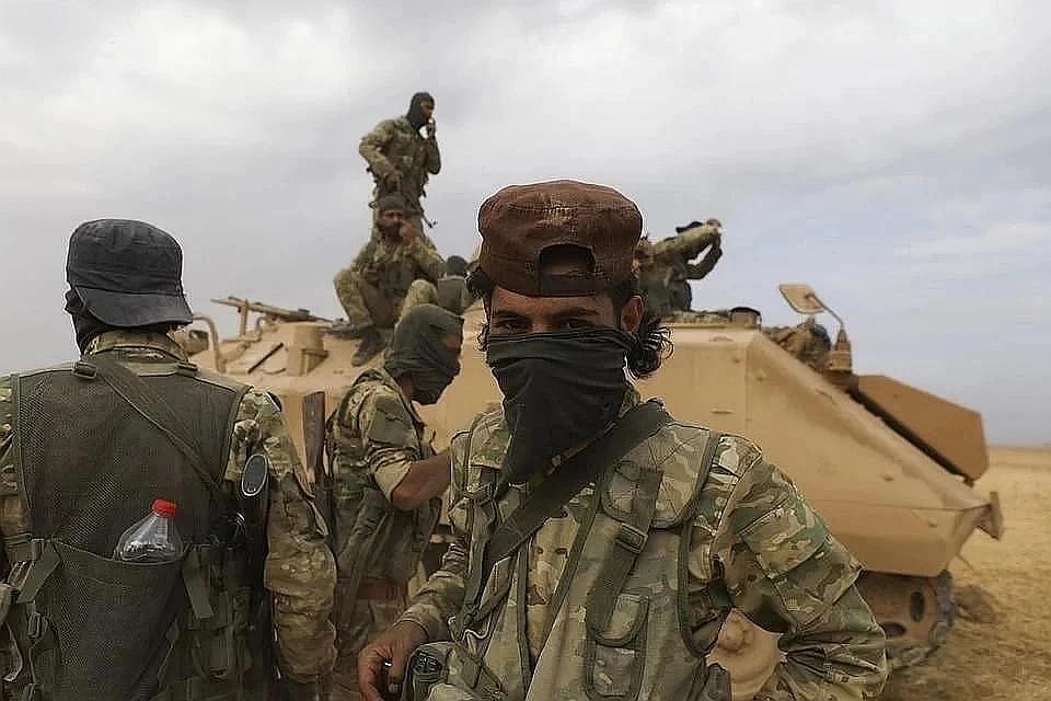 Ранее жители Хаму также блокировали движение американской колонны.