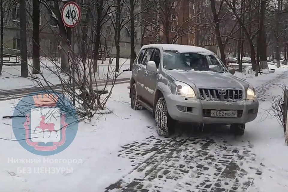 Сначала автоледи проехалась по встречке, а после вырулила на тротуар.
