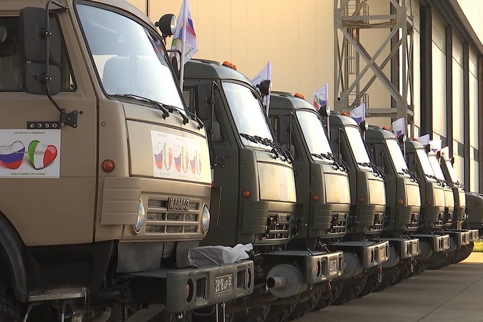Камазы российских военных медиков в Италии.