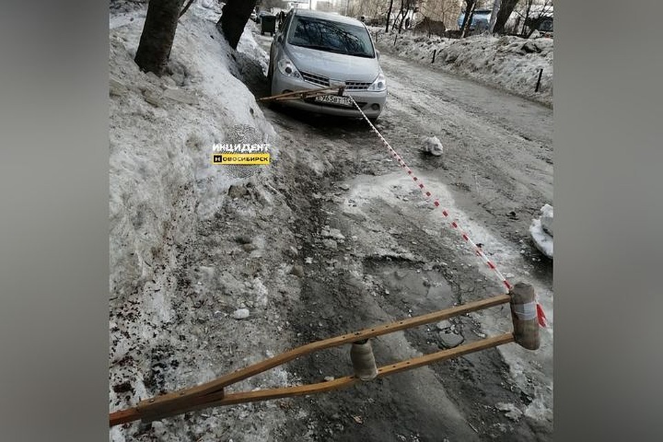 В Новосибирске опасный участок на дороге оградили костылями.