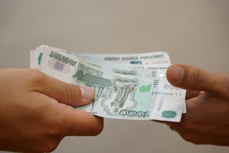 Сибиряк пытался откупиться от полицейского за незаконную продажу омывайки на обочине дороги.