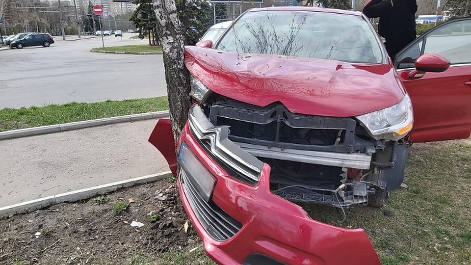 Передняя часть машины оказалась сильно повреждена, на втором авто только несколько царапин