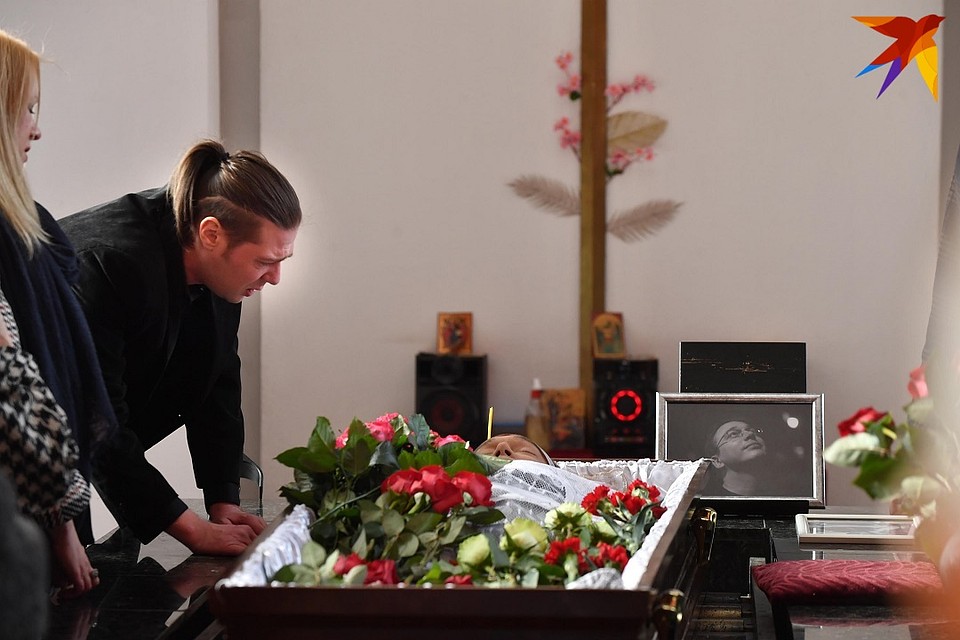 Один из вокалистов "Верасов" позднего состава Алексей Жос прощается с Сергеем Раинчиком.